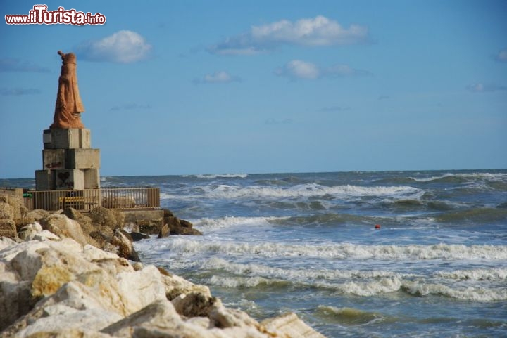 Immagine La statua del pescatore alla foce del torrente Albula a San Benedetto del Tronto (Marche).