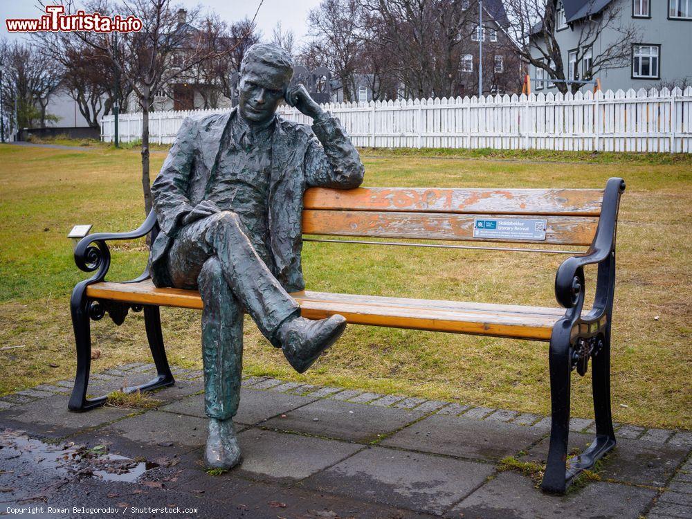 Immagine Statua del poeta islandese Tomas Gudmundsson a Reykjavik, realizzata da Halla Gunnarsdottir - © Roman Belogorodov / Shutterstock.com
