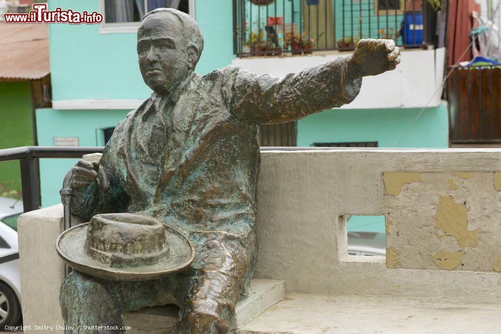 Immagine Una statua del poeta Pablo Neruda, che visse a Valparaíso (Cile) molti anni della sua vita - foto © Dmitry Chulov / Shutterstock.com