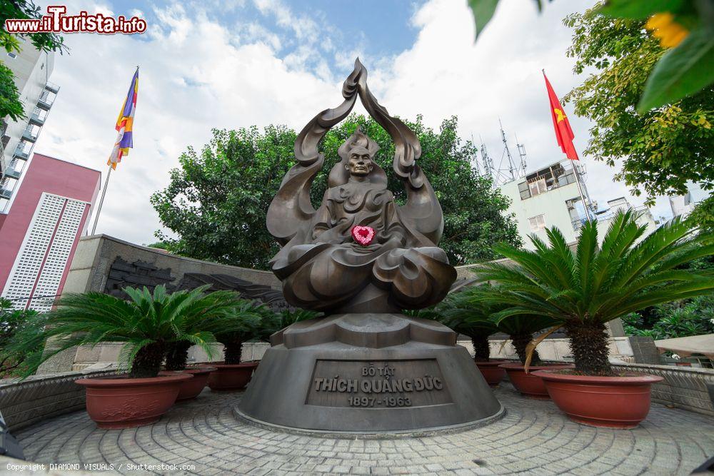 Immagine L’11 giugno 1963 una foto sconvolse il mondo: ritraeva il monaco buddhista Thich Quảng Đức mentre si immolava a Saigon per protesta contro l’amministrazione del Vietnam del Sud e il suo presidente Ngô Đình Diệm. Oggi, nel punto in cui il monaco si diede fuoco, si può rendere omaggio alla statua del Venerabile Thich Quảng Đức - © DIAMOND VISUALS / Shutterstock.com