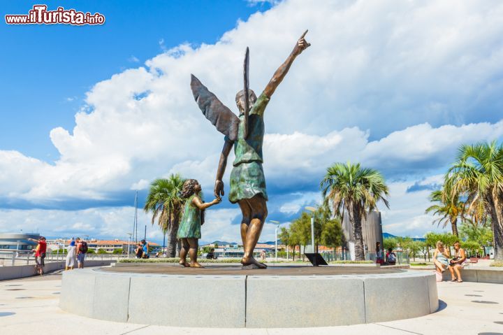 Immagine Statua dell'arcangelo Raffaele e Tobie a Saint Raphael, Francia. Una bella opera scultorea, nel cuore del parco La Promenade sulla riviera francese, ritrae l'arcangelo Raffaele che tiene per mano il piccolo Tobie - © Littleaom / Shutterstock.com