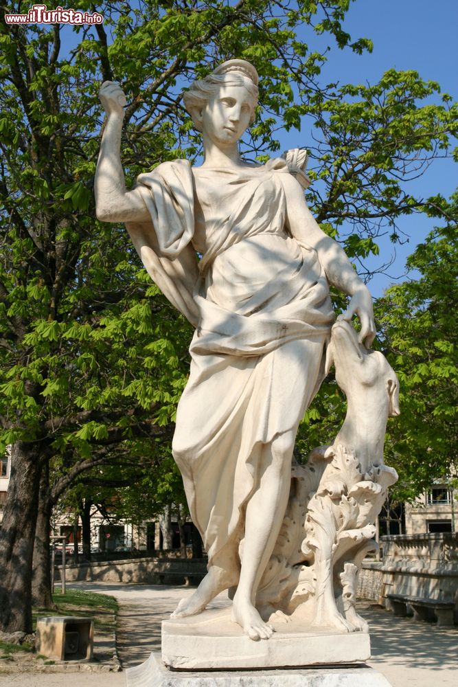Immagine Statua della dea greca Artemide in un parco pubblico di Nimes, Francia.