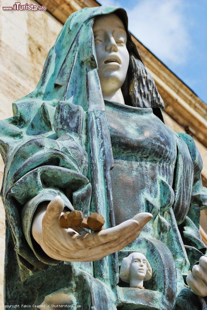 Immagine La statua della Madonna della Pace davanti al duomo di Castelnuovo Berardenga, Siena - © Fabio Caironi / Shutterstock.com