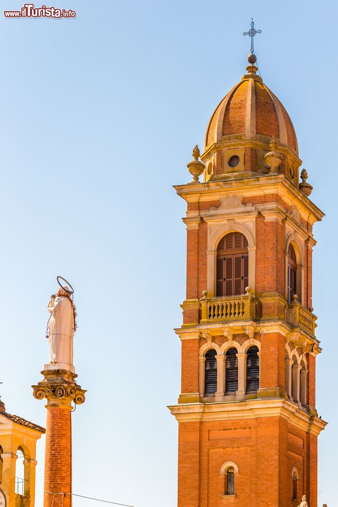 Immagine Statua della Madonna e campanile della chiesa principale di Castel San Pietro Terme