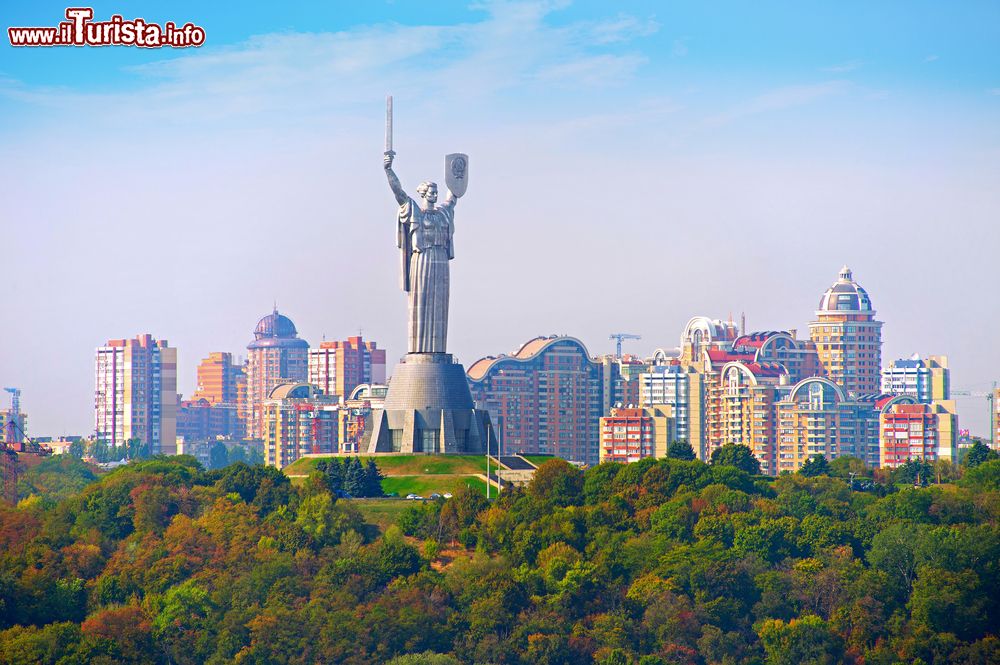Immagine La statua della Madre Patria a Kiev, Ucraina. Questo colossale monumento alto 102 metri costruito in titanio pesa 560 tonnellate. Inaugurato nel maggio 1981 è stato dedicato alla guerra dell'Unione Sovietica contro la Germania nazista durante il secondo conflitto mondiale.