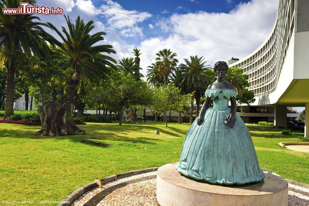 Immagine La statua della Principessa Sissi, imperatrice d'Austria, accanto al Casino da Madeira a Funchal - foto © sarra22 / Shutterstock.com