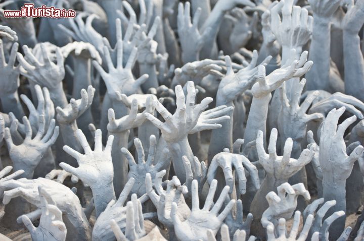 Immagine Statua delle Mani dall'Inferno al Wat Rong Khun di Chiang Rai, Thailandia. Questo tempio, realizzato in gesso e specchietti che creano giochi di luce, è stato costruito su modello della Sagrada Familia: iniziato nel 1997, dovrebbe forse concludersi nel 2070 - © tratong / Shutterstock.com