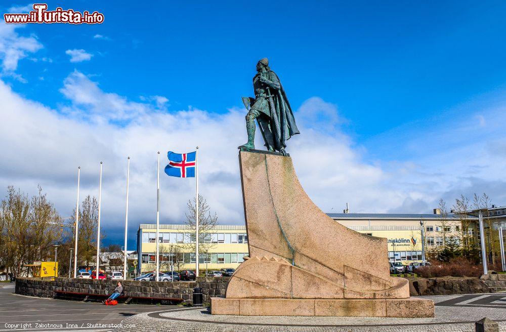 Immagine Statua dell'esploratore Leif Erikson di fronte alla chiesa di Hallgrimur a Reykjavik, Islanda - © Zabotnova Inna / Shutterstock.com