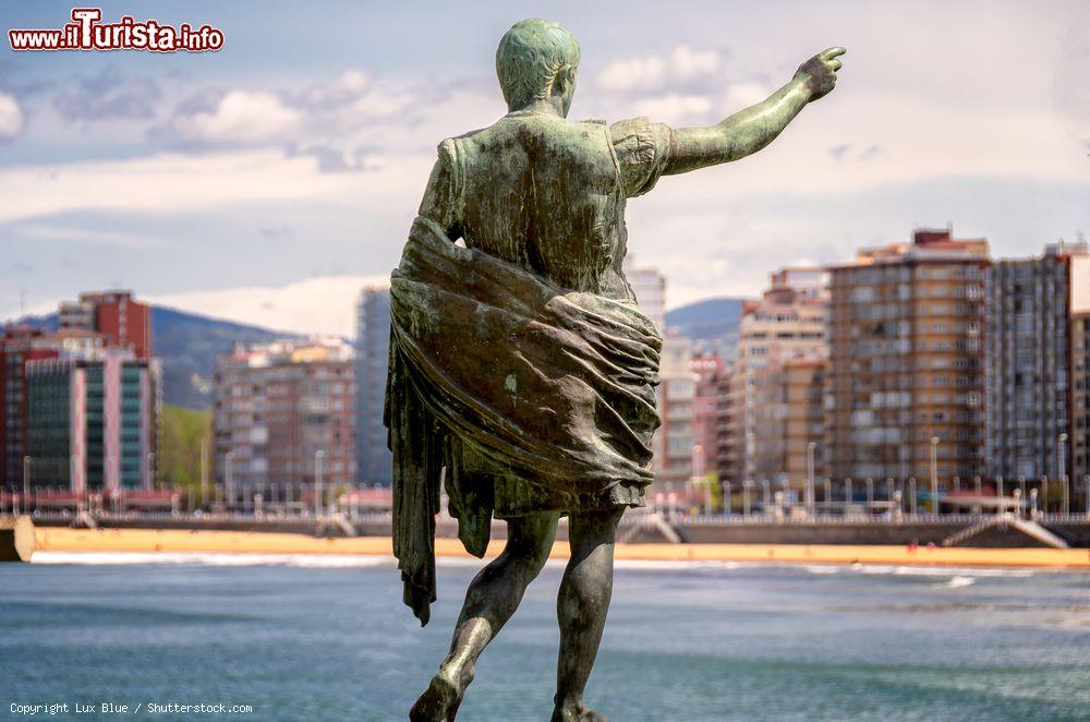 Immagine La statua dell'imperatore romano Ottaviano Augusto con la skyline di Gijon sullo sfondo, Asturie, Spagna - © Lux Blue / Shutterstock.com