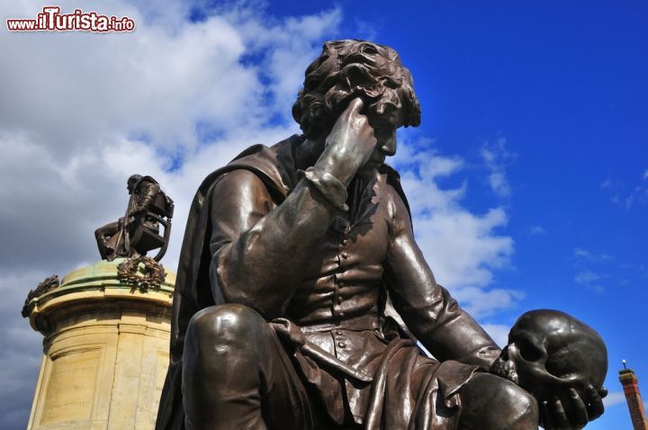 Immagine Statua di Amleto a Stratford-upon-Avon, la città di Shakespeare - © givi585 / Shutterstock.com