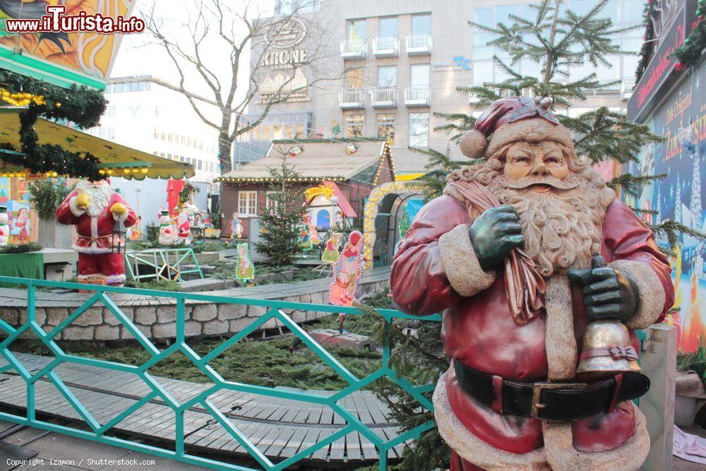 Immagine Statua di Babbo Natale nel mercatino natalizio di Dortmund, Germania - © izamon / Shutterstock.com