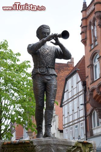 Immagine Statua di bronzo del Pifferaio Magico a Hameln, Germania. Una famosa leggenda che risale al 1284 narra le vicende di un pifferaio che, con il dolce suono del suo strumento, liberò la città dall'invasione dei topi. Gli abitanti di Hameln, approfittando della sua ingenuità, decisero tuttavia di non offrirgli alcuna ricompensa andando contro ai patti stabiliti in precedenza: il pifferaio intonò nuovamente la sua melodia seguita, questa volta, non dai roditori ma dai bambini del paese che si diressero verso est senza più ritornare - © Axel Bueckert / Shutterstock.com