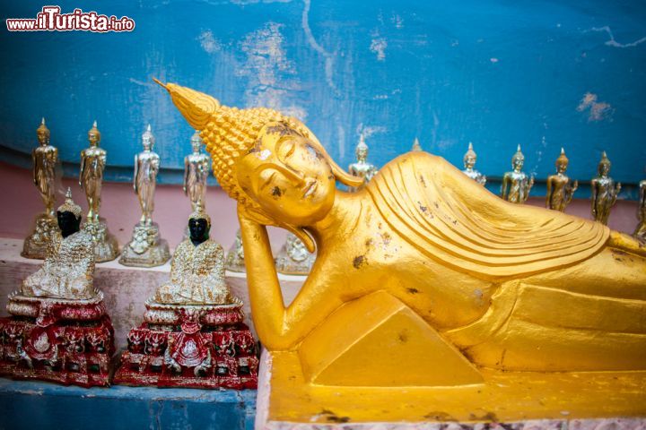 Immagine Statua di Buddha in posizione reclinata sull'isola di Koh Samui, in Thailandia - © colacat / Shutterstock.com