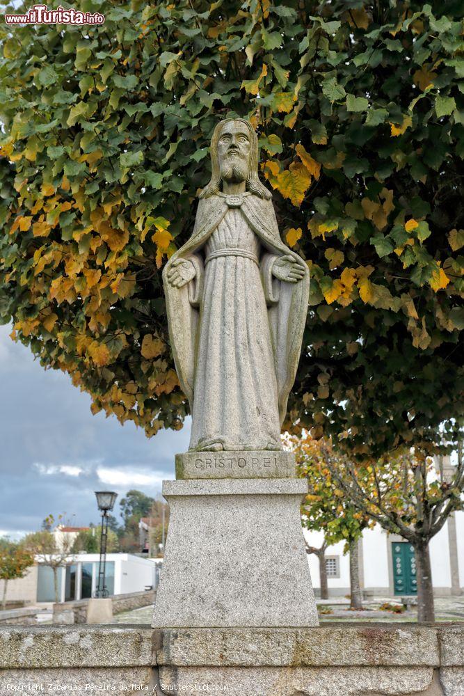 Immagine Una statua di Cristo lungo le scale della chiesa cattolica di Santa Marina a Esposende, Portogallo - © Zacarias Pereira da Mata / Shutterstock.com