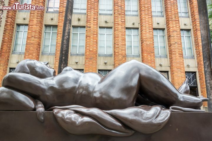 Immagine Statua di donna in bronzo nella piazza di Medellin, Colombia. Situata nella parte occidentale della Colombia, Medellin ospita nel suo centro storico molte opere a firma di Fernando Botero - © Jess Kraft / Shutterstock.com