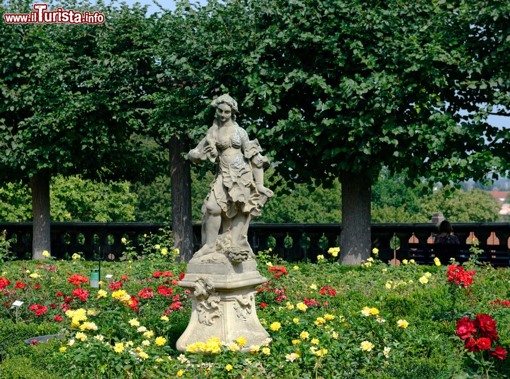 Immagine Statua di donna nel giardino delle rose della cattedrale di Bamberga, Germania.