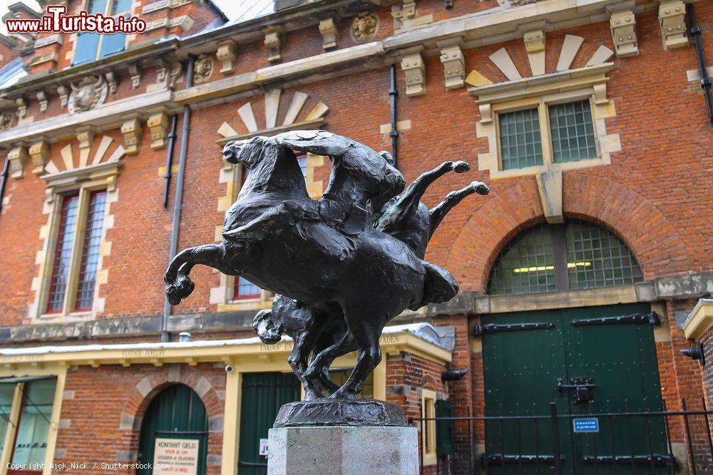 Immagine Statua di due uomini che combattono a cavallo in Grote Markt a Haarlem, Olanda - © Nick_Nick / Shutterstock.com