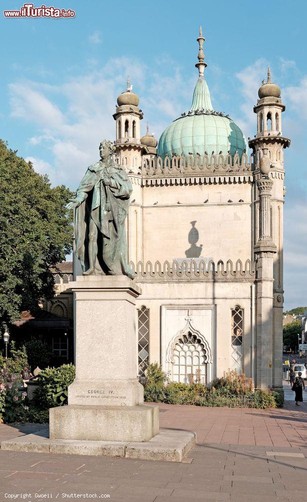 Immagine Statua di Giorgio IV al North Gate del Padiglione di Brighton (Chiesa di St. Brighton), Inghilterra. La scultura venne eretta nel 1828 e disegnata da Sir Francis Chantrey. - © Gwoeii / Shutterstock.com