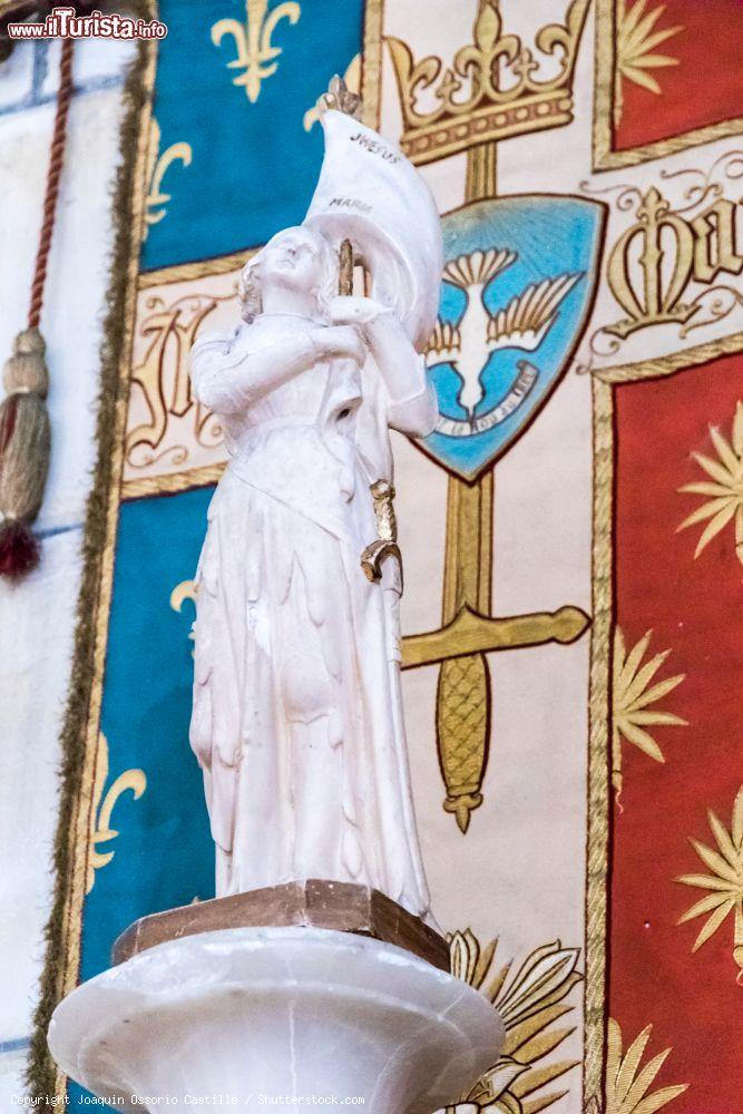 Immagine Statua di Giovanna d'Arco all'interno della chiesa di Santa Eugenia a Biarritz, Francia - © Joaquin Ossorio Castillo / Shutterstock.com