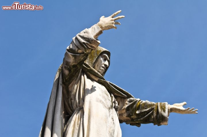 Immagine Ferrara, Emilia Romagna: al centro di Piazza Savonarola c'è la statua dedicata all'omonimo frate ferrarese. La scultura è di fine Ottocento, ma Girolamo Savonarola visse nella seconda metà del Quattrocento ed è passato alla storia per aver predicato nella Firenze repubblicana contro il dominio dei Medici. Ai piedi del frate è scolpito il rogo in cui venne arso dopo aver ricevuto la scomunica dal Papa - © Mi.Ti. / Shutterstock.com