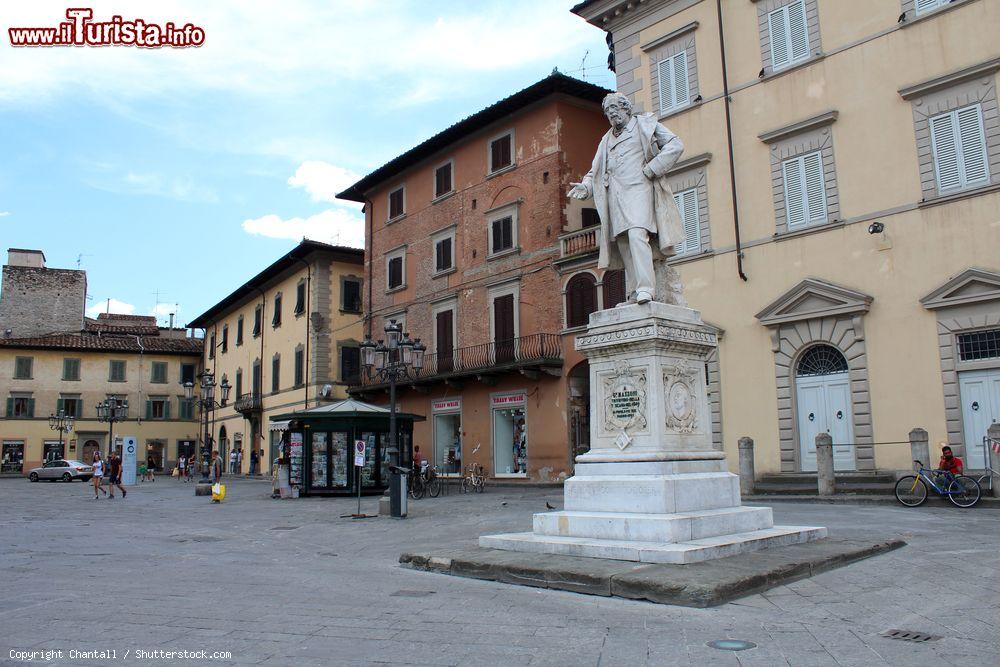 Immagine Statua di Giuseppe Mazzoni a Prato, Toscana. Si trova sul lato sud di Piazza del Duomo e ritrae il politico e federalista italiano nonché triumviro della Toscana - © Chantall / Shutterstock.com