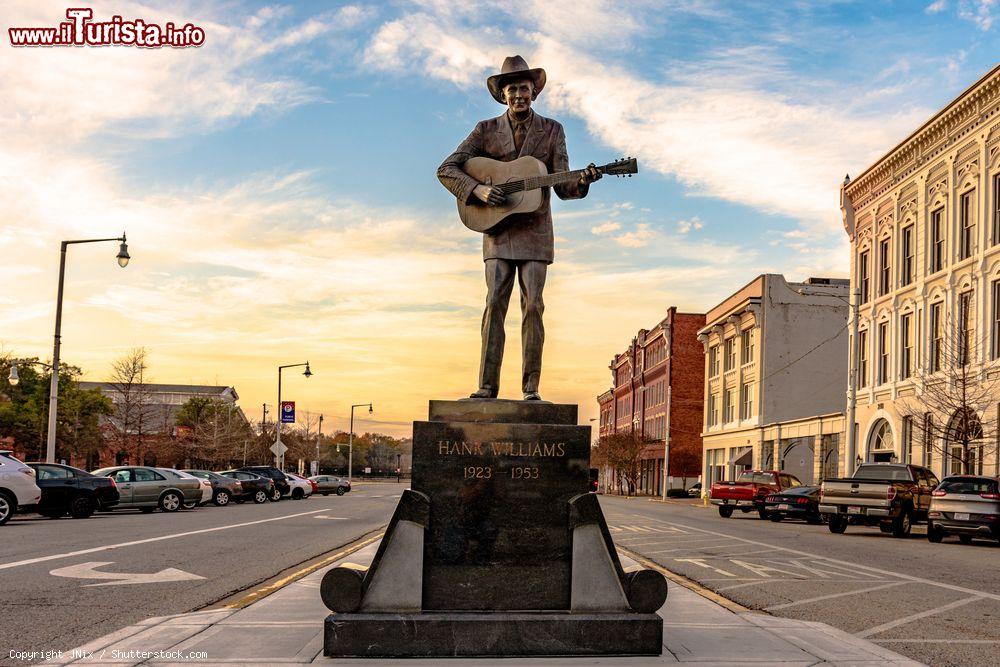 Immagine Statua di Hank Williams in Commerce Street a Montgomery, Alabama. Cantautore statunitense, divenne icona della country music e del rock'n'roll - © JNix / Shutterstock.com