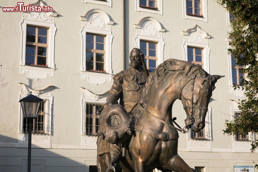 Immagine Statua di Johann Tserclaes, duca di Tilly nella città di Altotting, Germania: soprannominato il "monaco in armatura" fu comandante delle forze cattoliche durante le prime fasi della guerra dei 30 Anni.