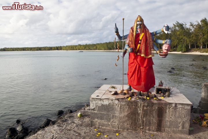 Immagine Statua di Kali, dea hindu, in un tempio all'aperto della spiaggia di Mont Choisy, Mauritius - © Jan Krcmar / Shutterstock.com