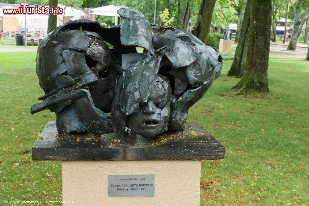 Immagine Statua di Leonas Pivoriunas in una strada della cittadina di Palanga, Lituania - © Krezodent / Shutterstock.com