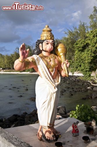 Immagine Statua di Lord Hanuman, divinità hindu, nel tempio di Mont Choisy, Mauritius (Africa)  - © Jan Krcmar / Shutterstock.com