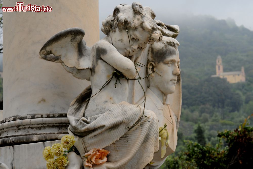Immagine Statua di marmo di un angelo al cimitero di Bonassola, Liguria, Italia.
