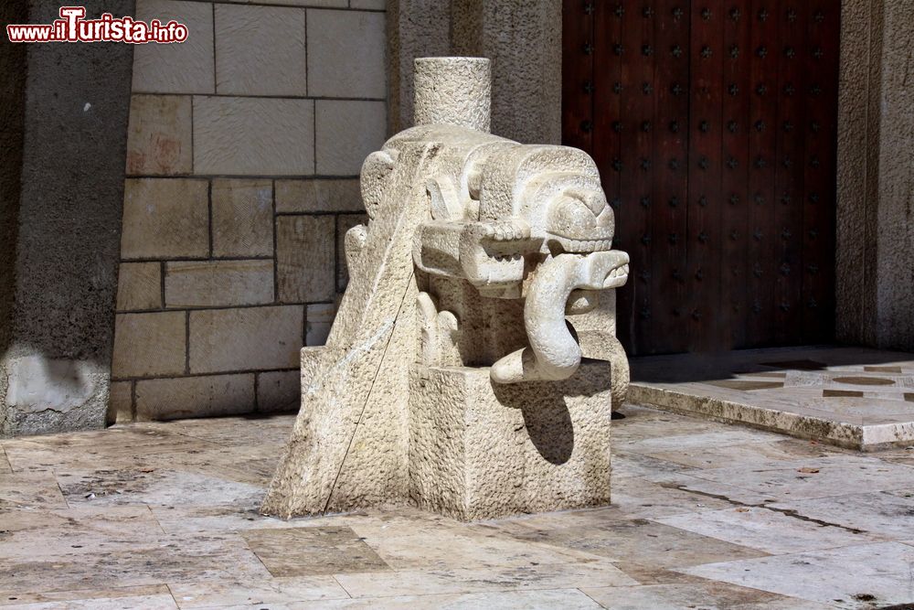 Immagine Statua di marmo in una chiesa di Ortona, sulla costa dell'Abruzzo.