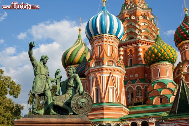 Immagine Statua di Minin e Pozharsky davanti a San Basilio, Mosca, Russia - E' situato nella Piazza Rossa, di fronte alla cattedrale di San Basilio, questo monumento bronzeo che commemora il principe Pozharsky e Minin che riuscirono a organizzare un esercito di volontari russi per allontanare i polacchi dal Cremlino mettendo così fine al periodo dei Torbidi del 1612. In origine la statua era al centro della piazza con la mano del principe che indicava il Cremlino: le autorità sovietiche decisero di spostarla perchè ostacolava lo svolgimento delle parati militari. Dal 1936 si trova nell'attuale posizione di fronte alla cattedrale © Devin_Pavel / Shutterstock.com