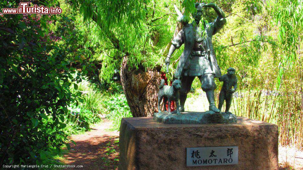 Immagine Statua di Momotaro a Carrick Hill, Adelaide, Australia. Questa scultura, dedicata al protagonista di una fiaba giapponese, si trova nel sobborgo di Springfield, in una dimora storica accessibile al pubblico a piedi  - © Mariangela Cruz / Shutterstock.com