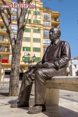 Immagine La statua di Pablo Picasso, il più famoso cittadino di Malaga. Il pittore nacque nella città andalusa nel 1881 - foto © klublu / Shutterstock