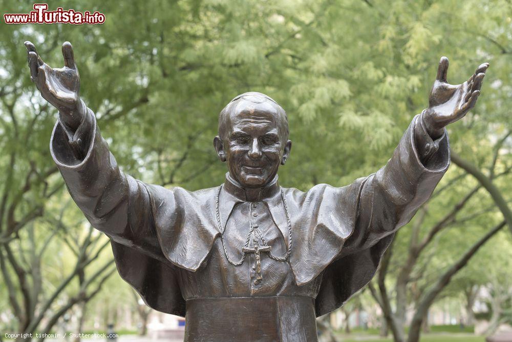 Immagine Statua di papa Giovanni Paolo II° nella chiesa cattolica di Phoenix, Arizona - © tishomir / Shutterstock.com