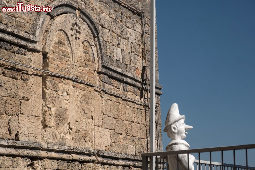 Immagine Statua di Pinocchio nel centro storico medievale di Civitella del Tronto, Abruzzo.