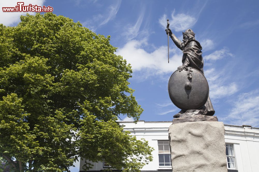 Immagine La statua di re Alfredo il Grande a Winchester, Inghilterra. Questa decorazione scultorea si trova nei pressi del fiume Itchen e raffigura il sovrano venerato come santo dalla chiesa cattolica.