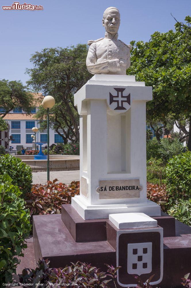 Immagine La statua di Sà da Bandeira sulla Praça Nova di Mindelo, la seconda città più grande di Capo Verde - © Salvador Aznar / Shutterstock.com