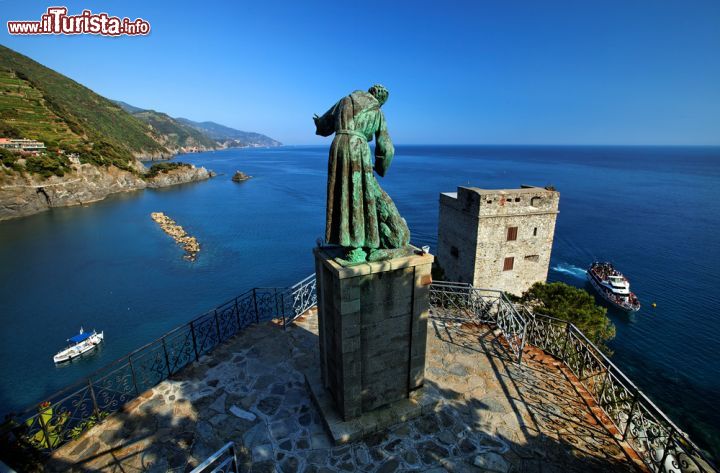 Immagine Statua di San Francesco a Monterosso al Mare, Cinque Terre, Italia -  Dall'alto di Monterosso al Mare si ha un suggestivo colpo d'occhio sulla costa frastagliata delle Cinque Terre e sul Mar Ligure © Mikadun / Shutterstock.com