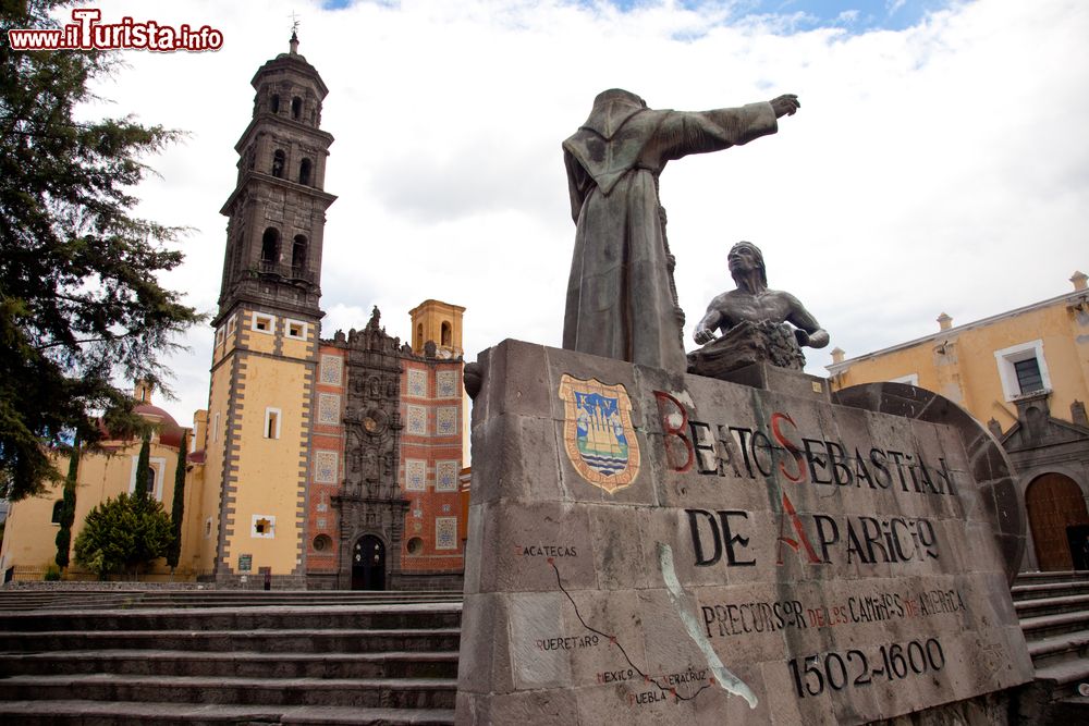 Immagine La statua di Sebastian de Aparicio di fronte alla chiesa di San Francisco a Puebla, Messico.