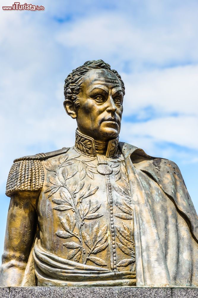Immagine Statua di Simon Bolivar nel centro storico di Paramaribo, Suriname (America Meridionale).