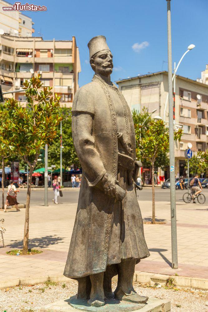 Immagine Statua di Sulejman Pasha Bargjini, fondatore di Tirana, nell'omonima piazza albanese. E' stato un generale dell'impero ottomano - © Tomasz Wozniak / Shutterstock.com