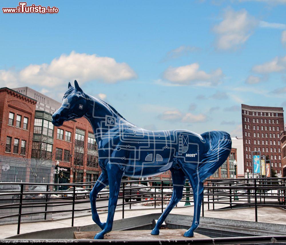 Immagine La statua di un cavallo in fibra di vetro dipinta di fronte al Museo della Tecnologia nella città di Syracuse, New York, USA - © debra millet / Shutterstock.com