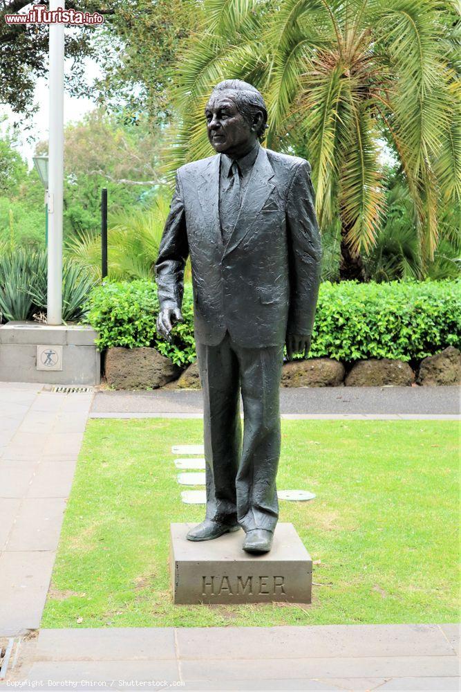 Immagine Statua di un ex premier vittoriano al Treasury Place di Melbourne, Australia - © Dorothy Chiron / Shutterstock.co