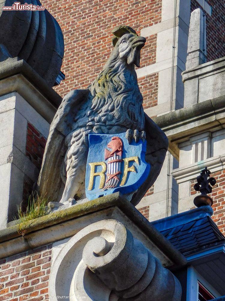 Immagine Statua di un gallo nella torre della Biblioteca all'Università Cattolica di Leuven, Belgio. Si tratta di un'importante biblioteca in stile gotico del XV° secolo - © Tina Vander Molen / Shutterstock.com