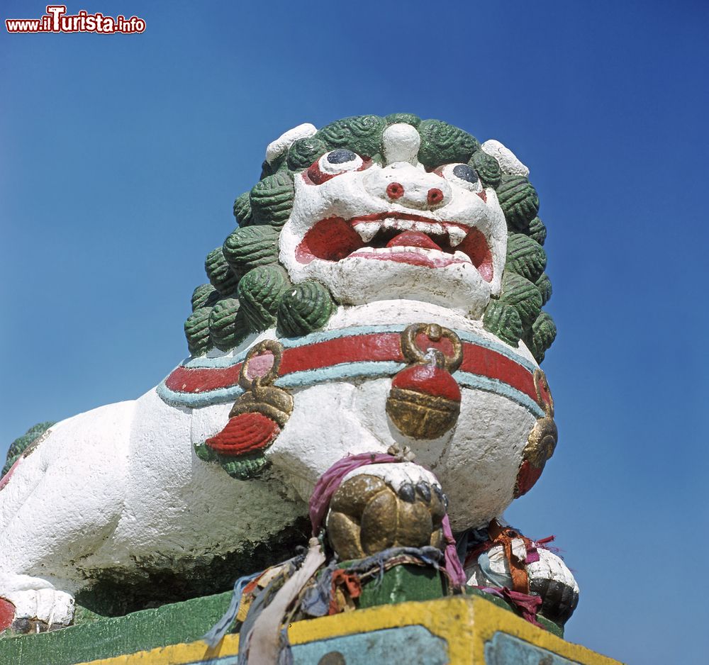 Immagine La statua di un leone di guardia all'ingresso del Gandan Monastery di Ulan Bator, Mongolia.