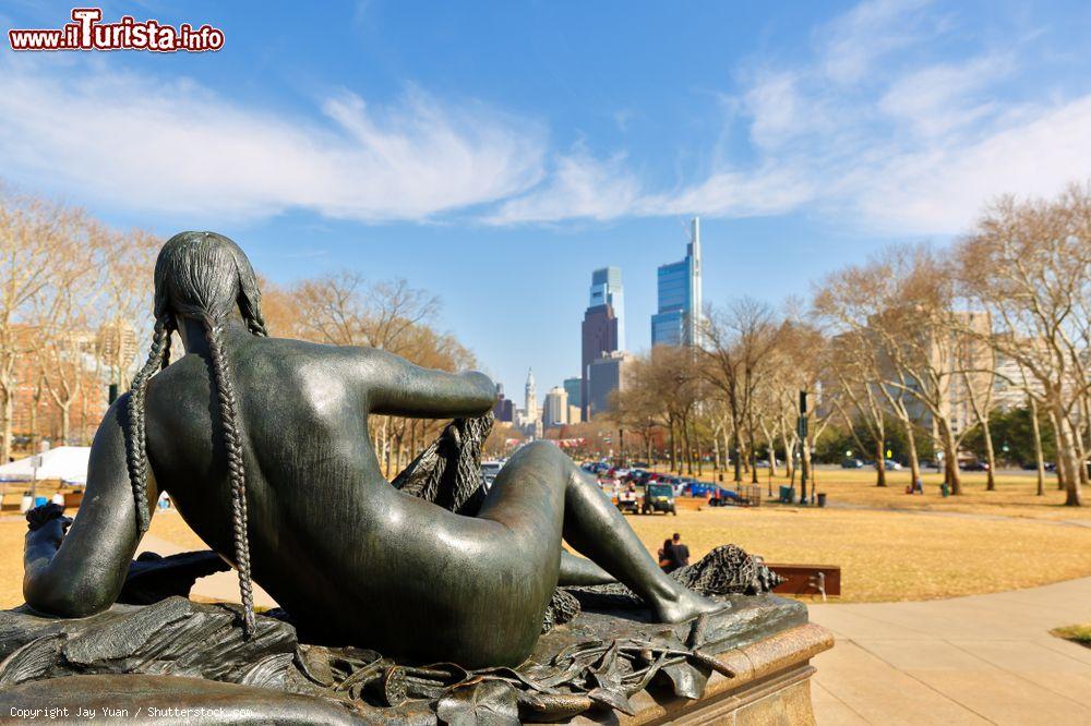 Immagine Statua di una donna nativa americana all'Eakins Oval di Philadelphia nel tardo pomeriggio (Pennsylvania).  La scultura si trova di fronte alle scale del museo di arte - © Jay Yuan / Shutterstock.com