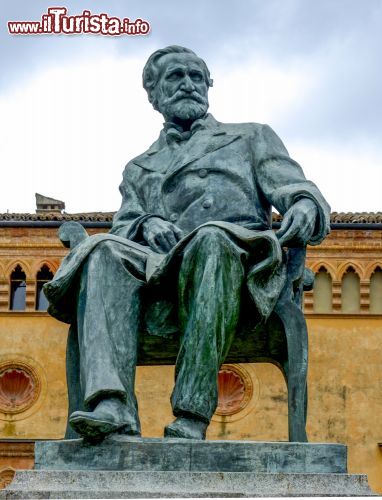 Immagine Statua di Verdi nella piazza centrale di Busseto - © 181300697 / Shutterstock.com