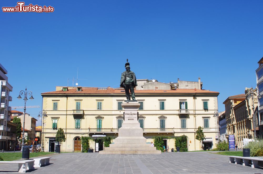 Immagine La statua di Vittorio Emanuele II° a Pisa, Toscana.